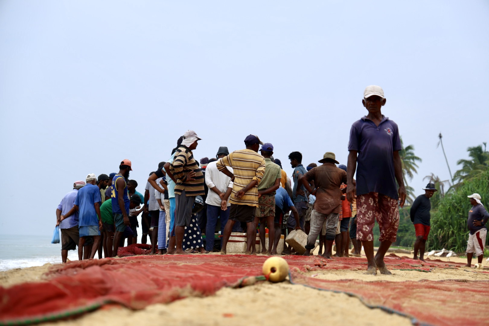 Srilankaanse vissers aan het werk op het strand