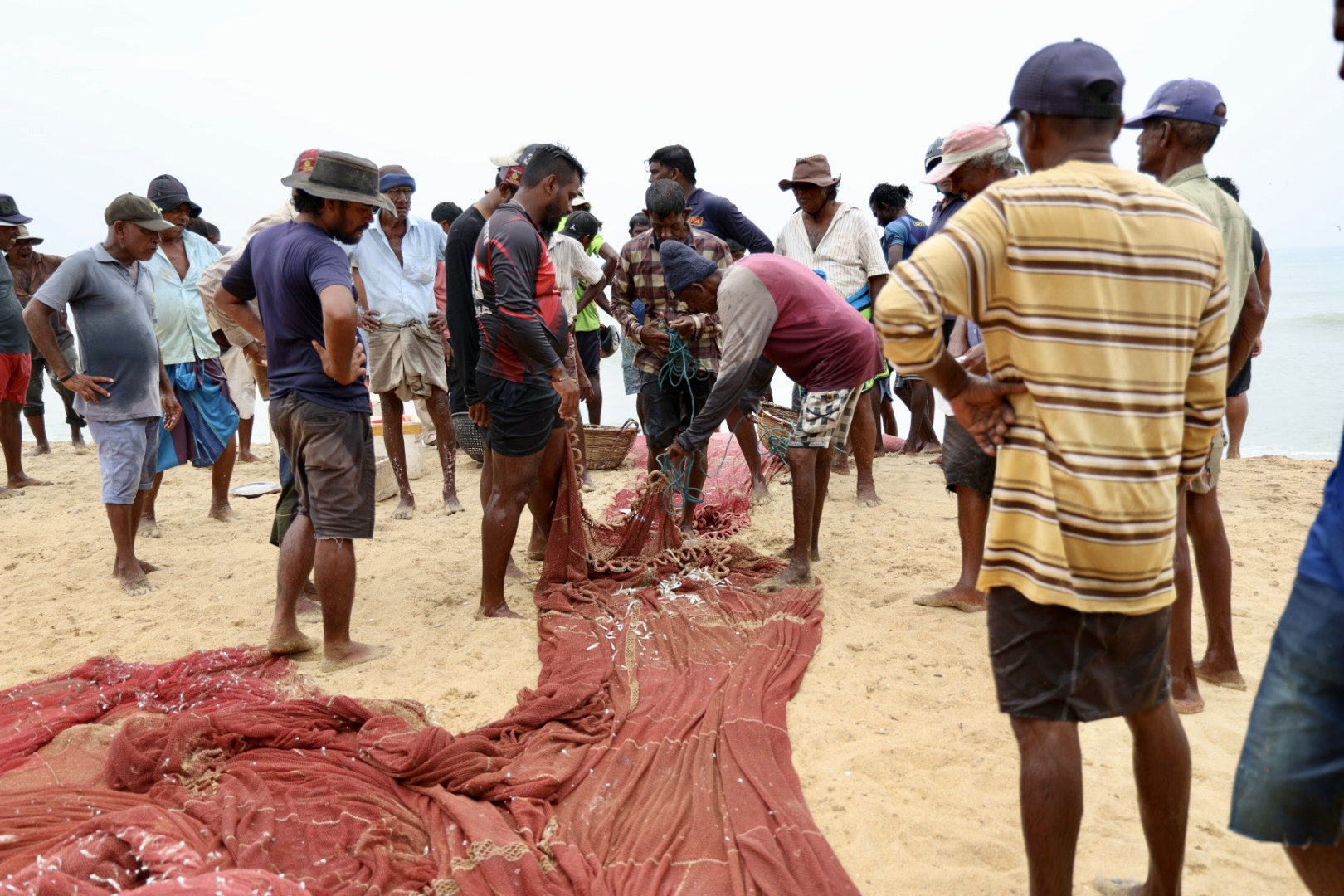 Vissers aan het werk op het strand van Sri Lanka