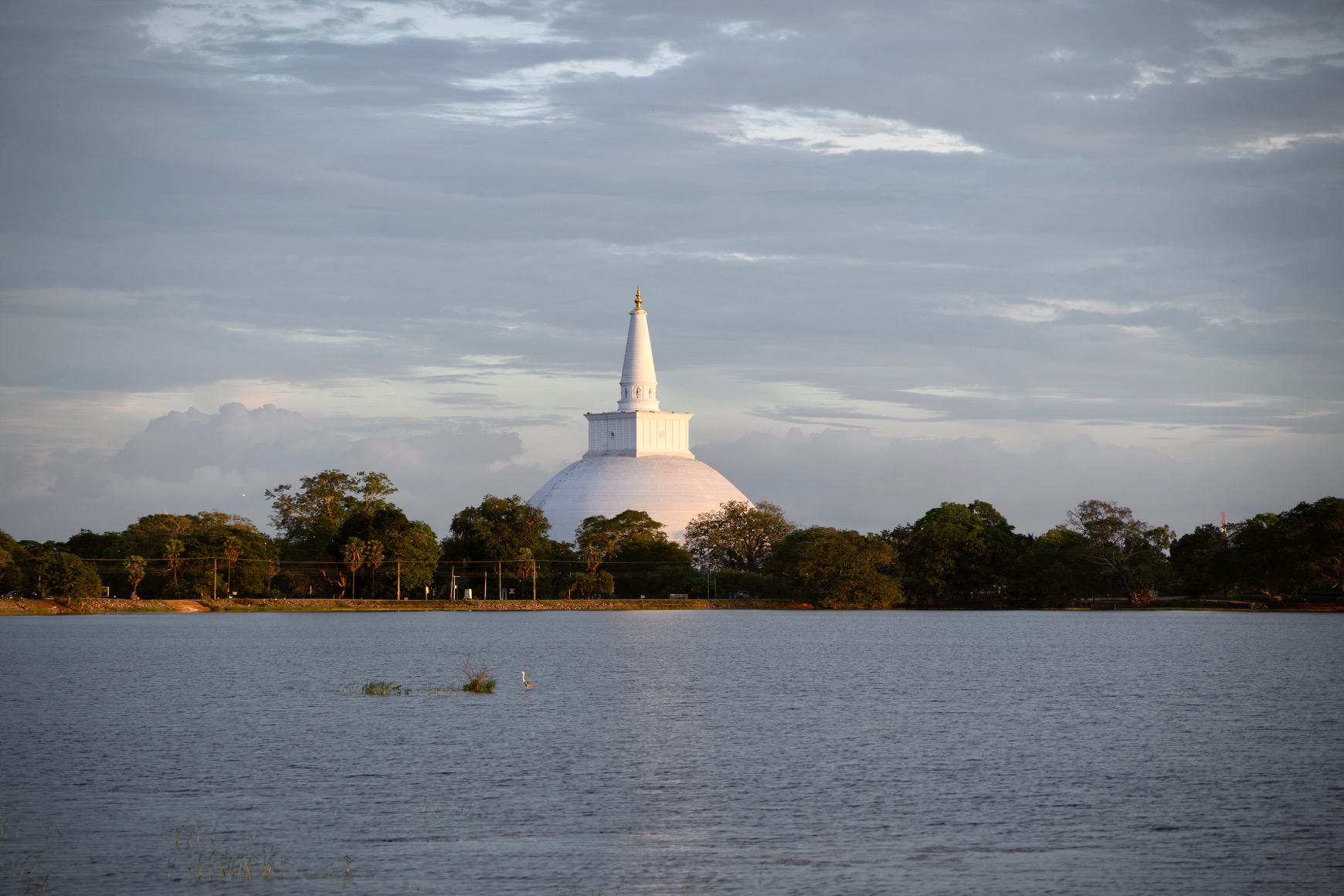 Basawakkulama-meer met uitzicht op de Ruwanweli stupa