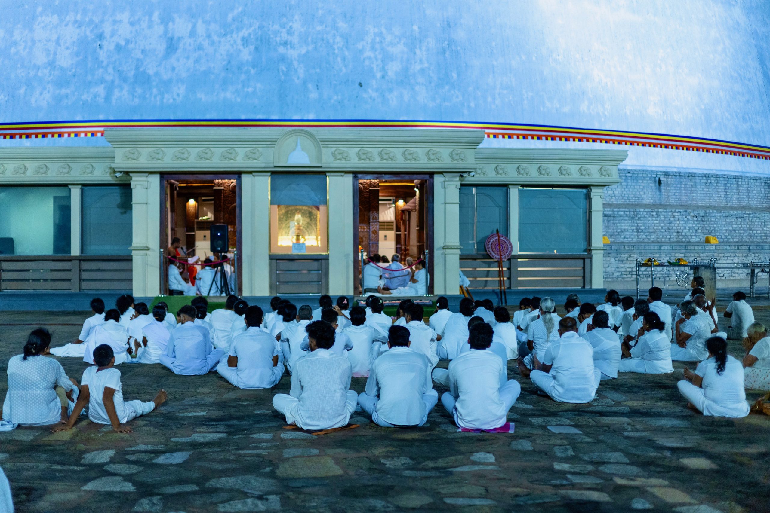 Pelgrims luisteren naar een boeddhistische dienst