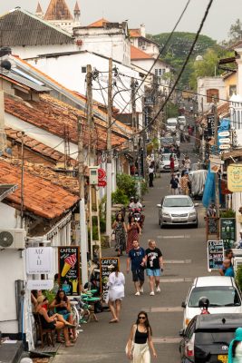 Een sfeervol straatje in Galle, Sri Lanka. Gezien vanaf het fort.
