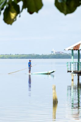 Een visser in Sri Lanka op het meer nabij Colombo