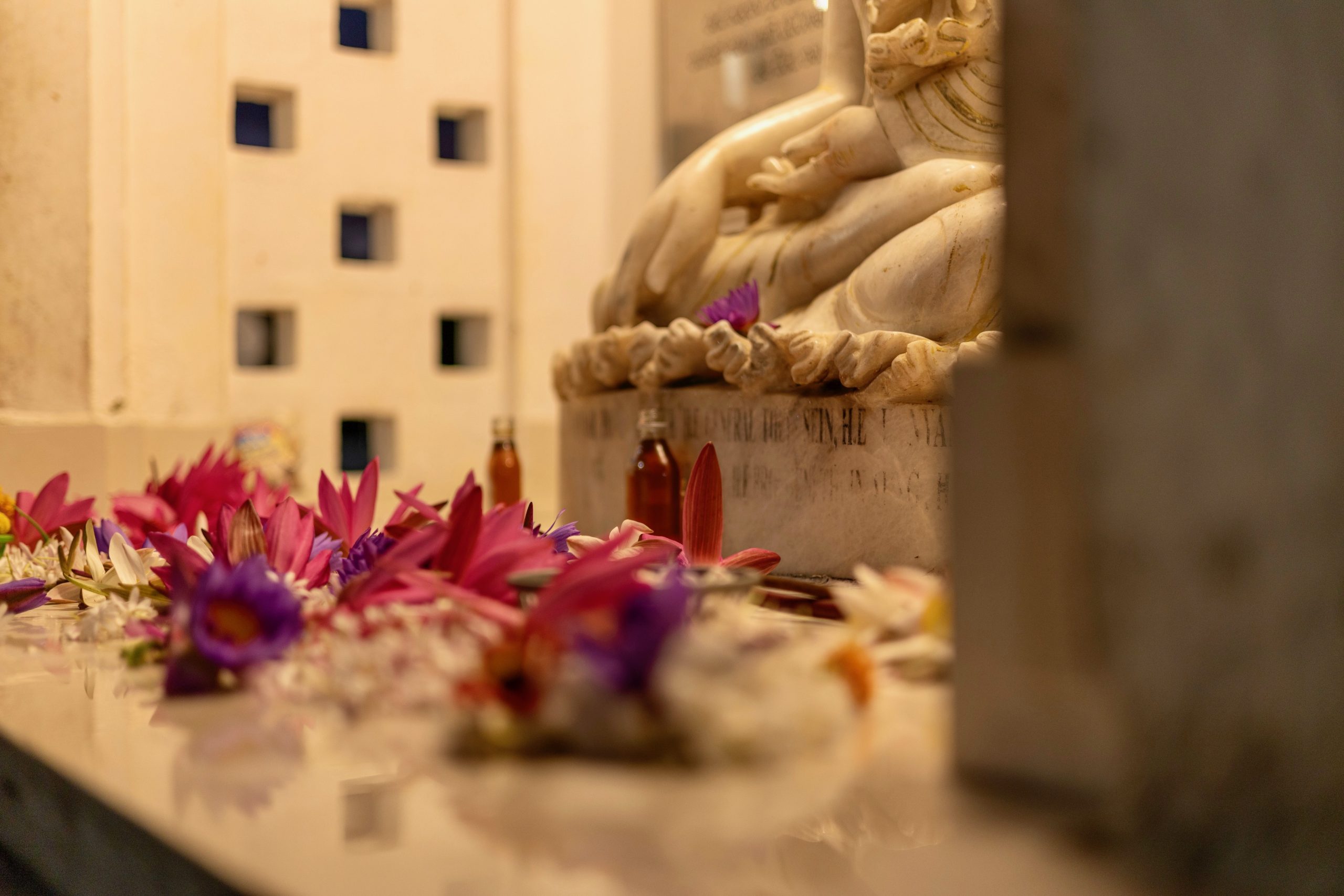 bloemen worden geofferd bij de stoepa