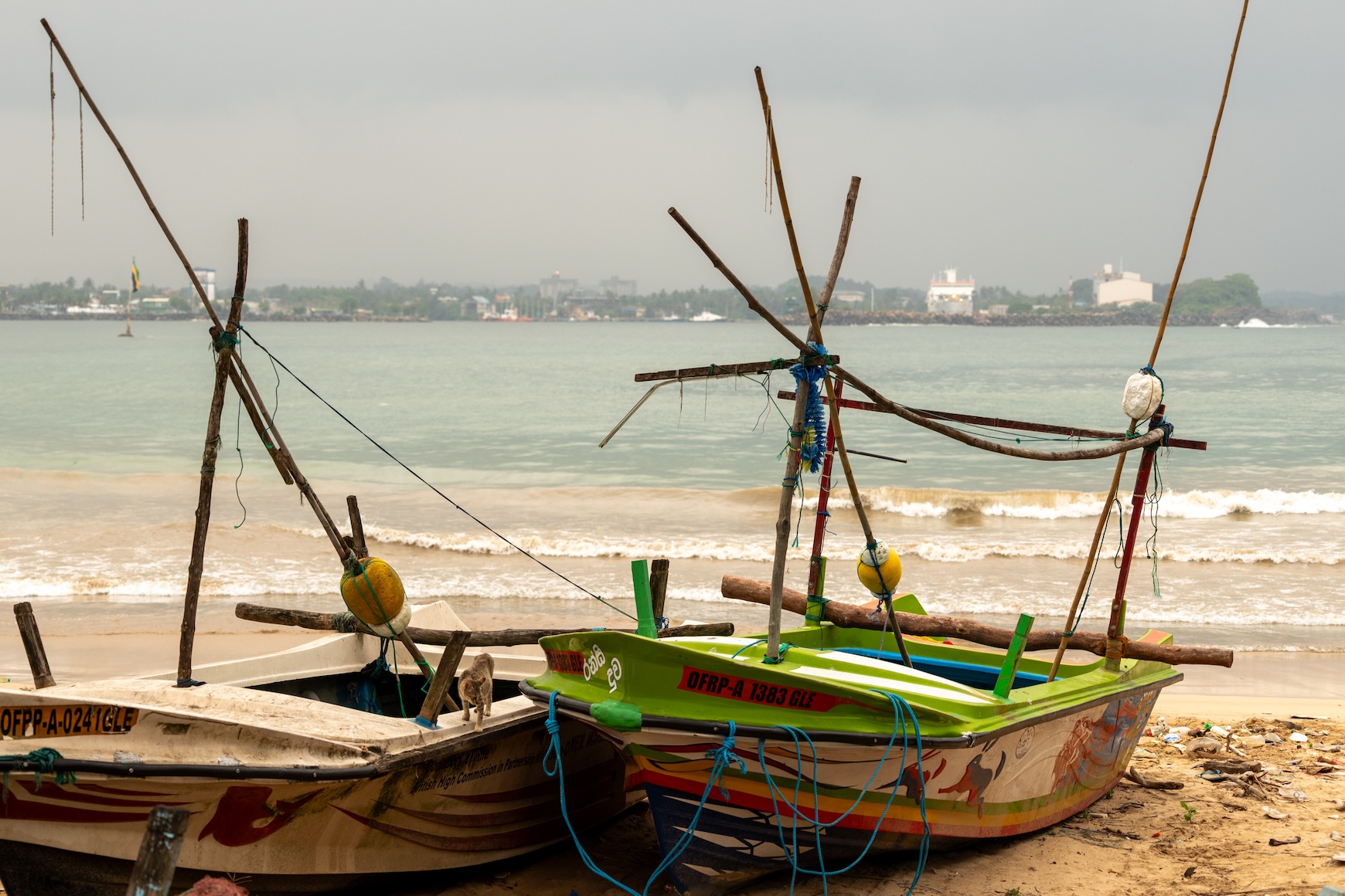 strand met bootjes in Galle