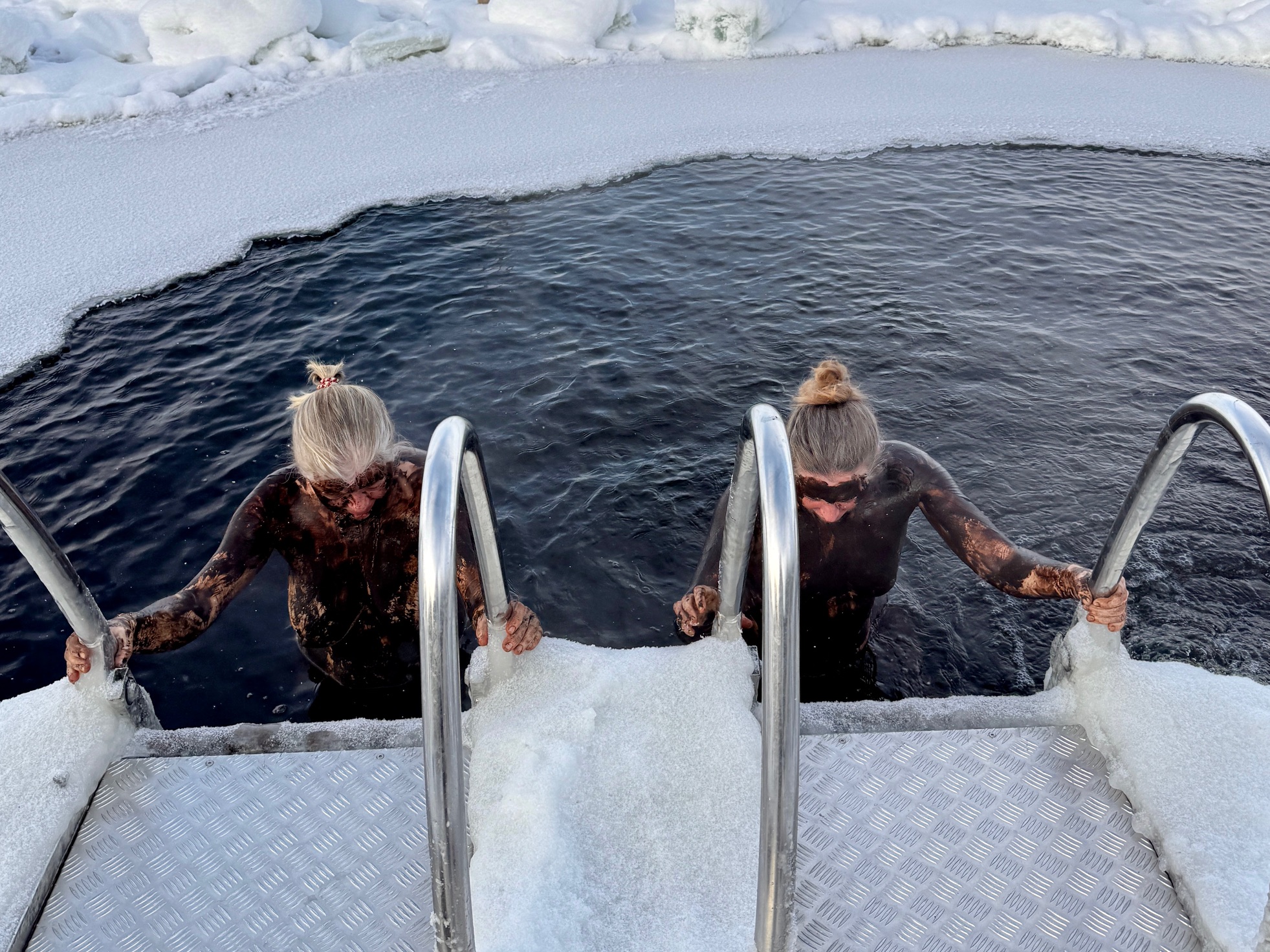 dippen in het wak van het saimaa meer