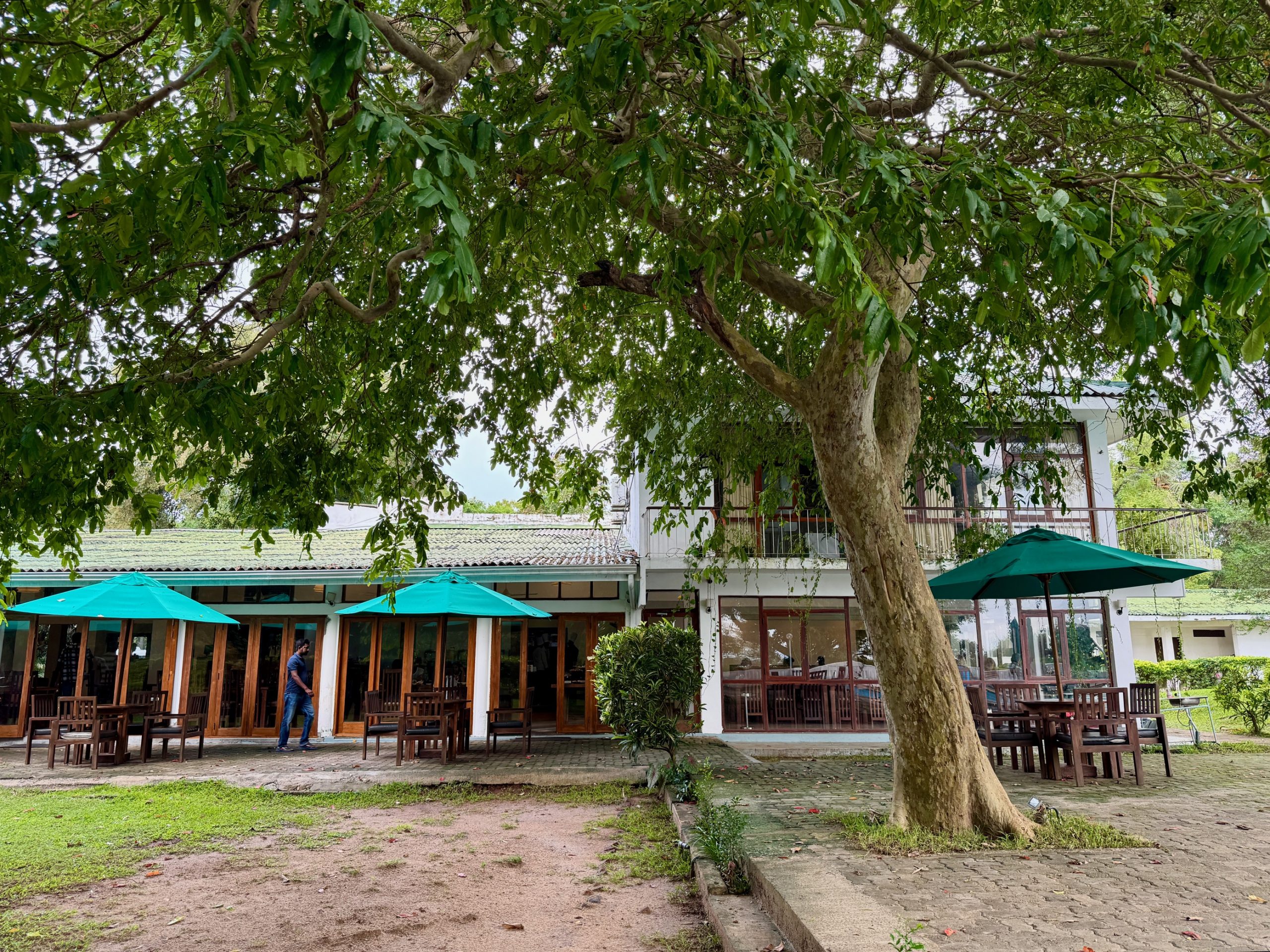 Hotel The Lakeside at Nuwarawewa de tuin waar je kunt ontbijten