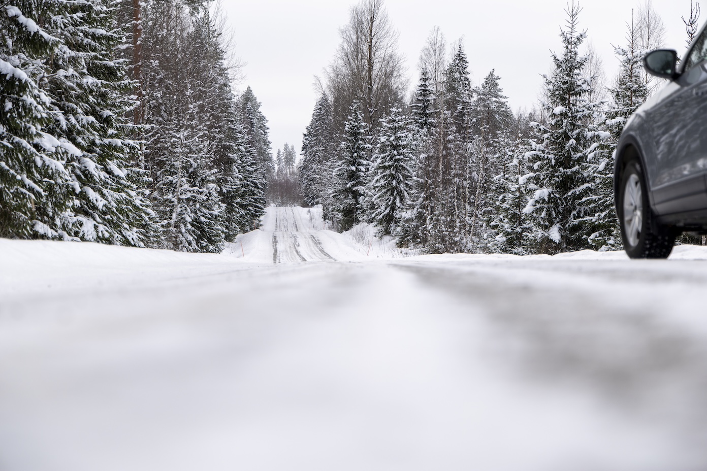Een huurauto in Finland op een besneeuwde weg