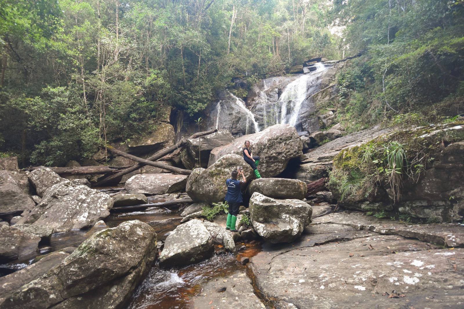 Klimmen bij de waterval voor een foto