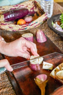Aubergine snijden tijdens de kookcursus in Sri Lanka