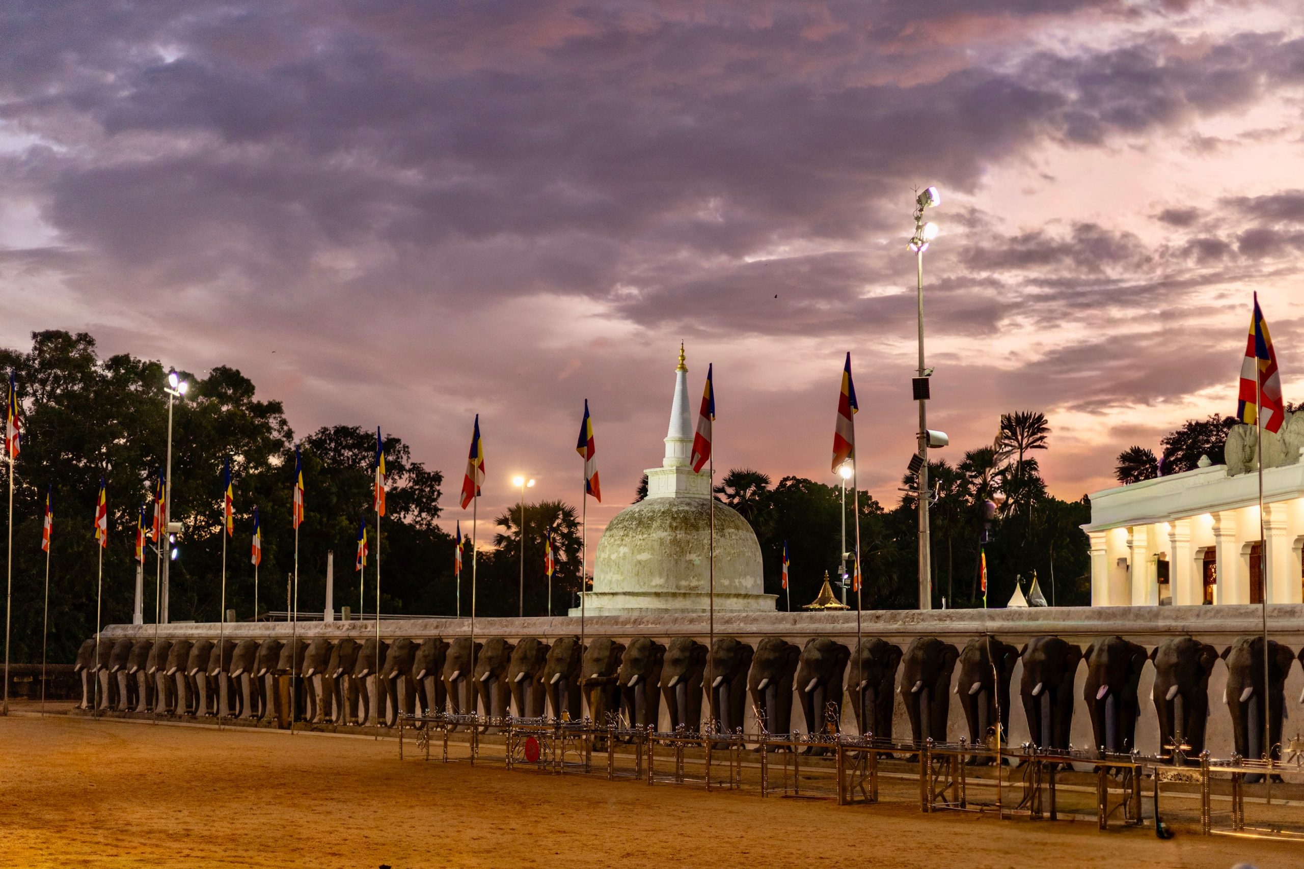 300 olifantenbeelden bij de Ruwanwelisaya