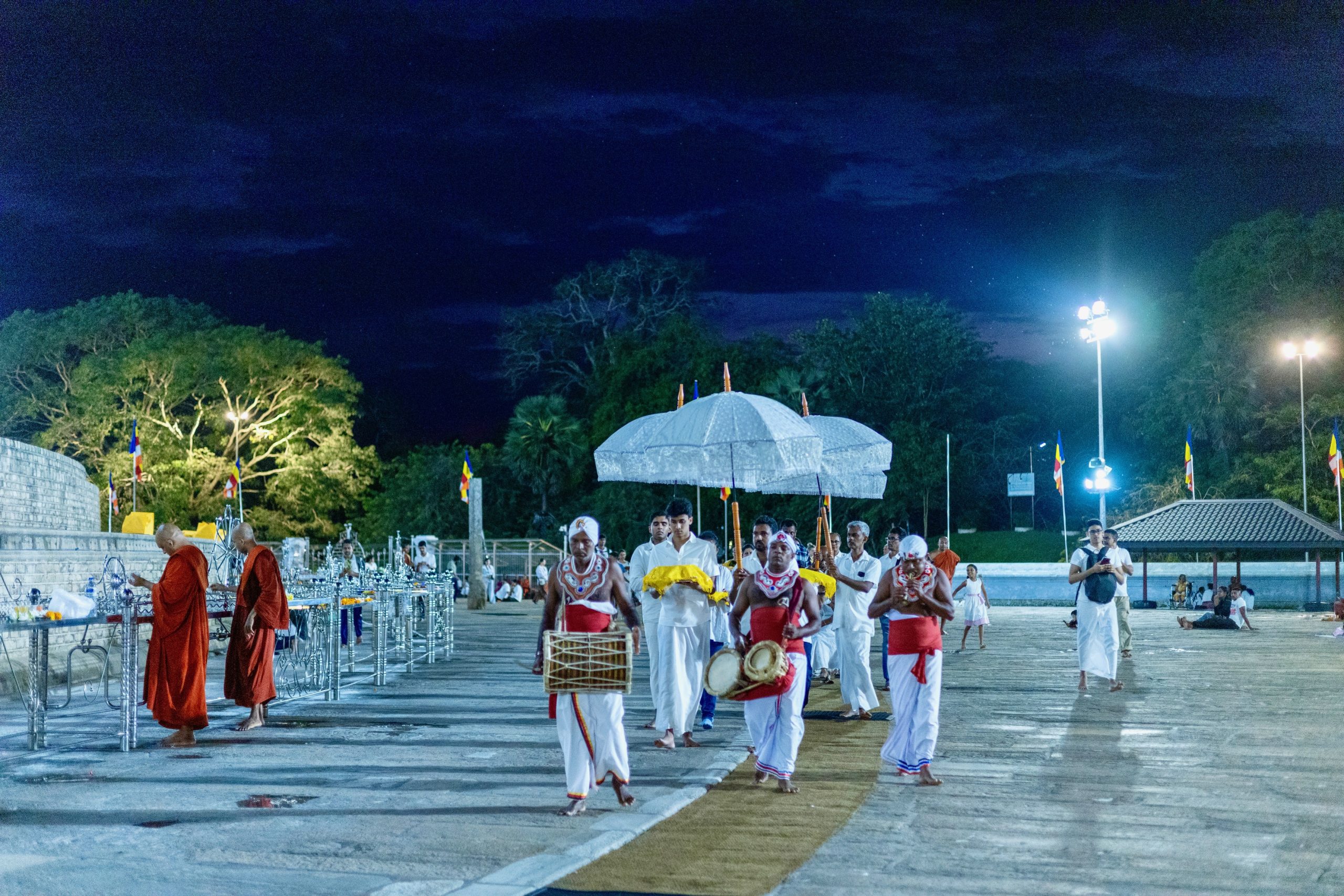 Optocht bij de Stoepa Ruwanwelisaya
