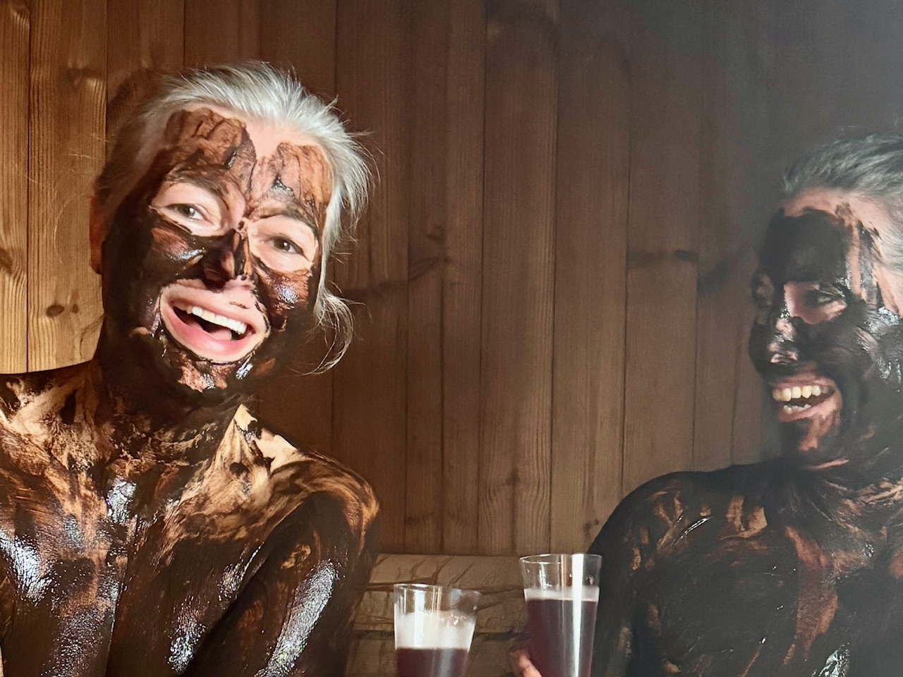 ingesmeerd met turf in de Peat sauna