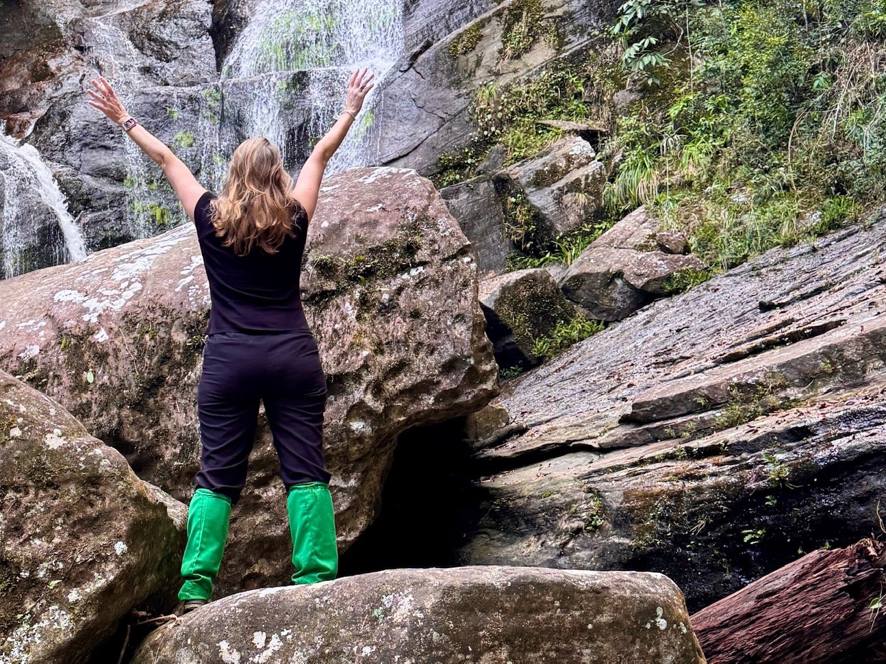met groene sokken tegen de bloedzuigers bij de Ella waterval in Sinharaja