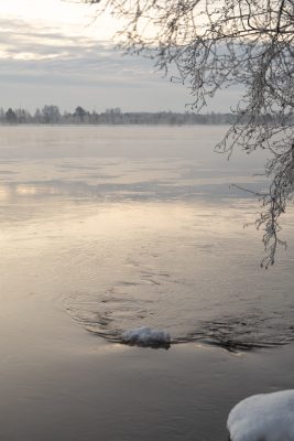 De Vuoksi rivier bij het ochtendgloren
