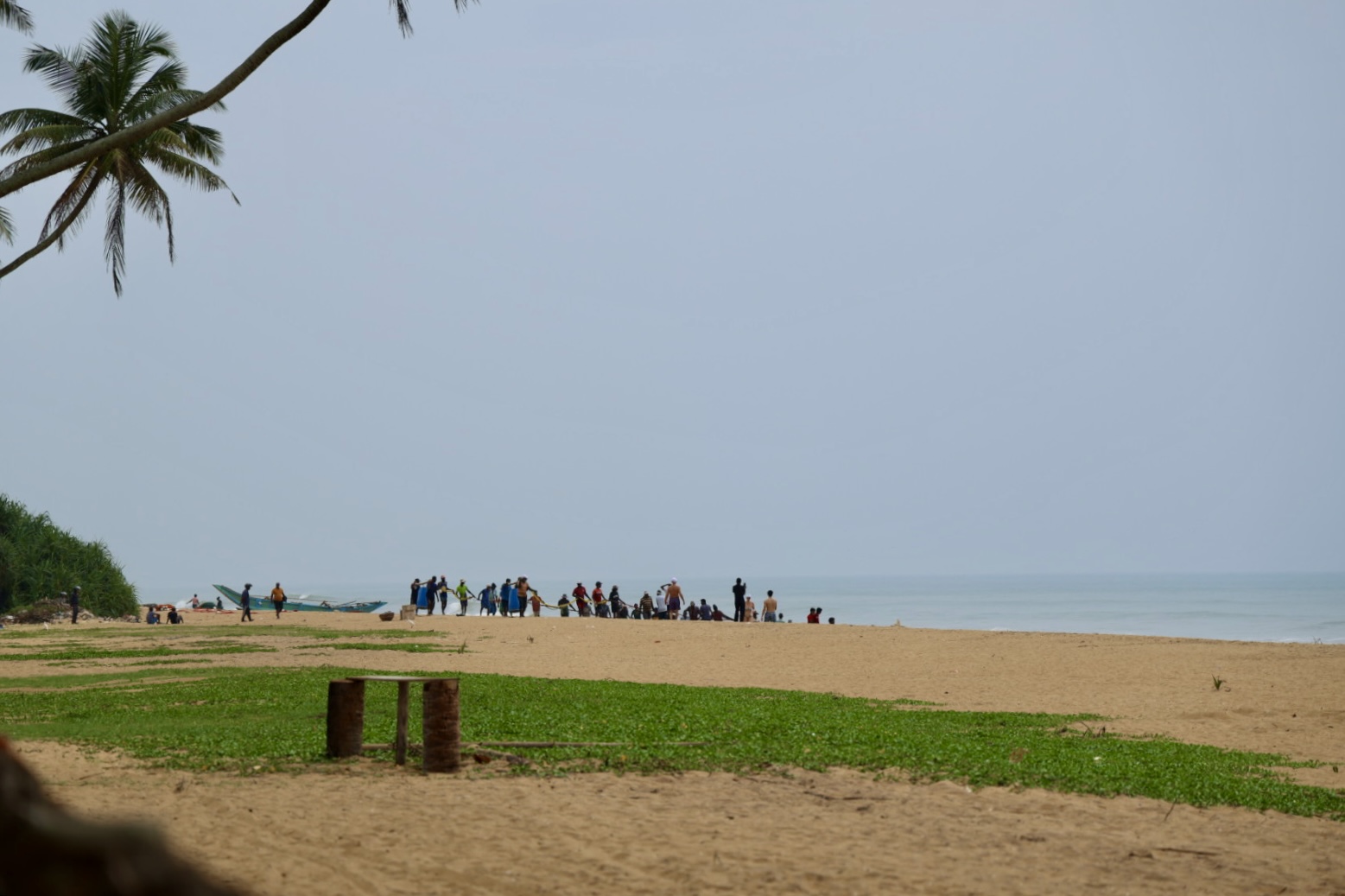 commotie op het strand bij Blue Water hotel in Sri Lanka