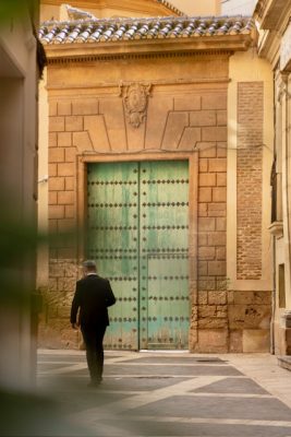 Een statige deur in de stad Murcia