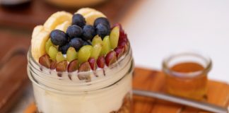 Ontbijtje met yoghurt en granola bij Cafe Lab in Cartagena