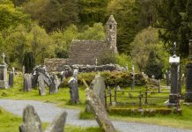 Glendalough en de Wicklow Mountains: een magische dagtrip vanuit Dublin De kathedraal van Glendalough