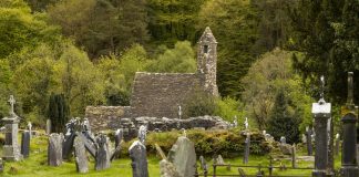 Glendalough en de Wicklow Mountains: een magische dagtrip vanuit Dublin De kathedraal van Glendalough