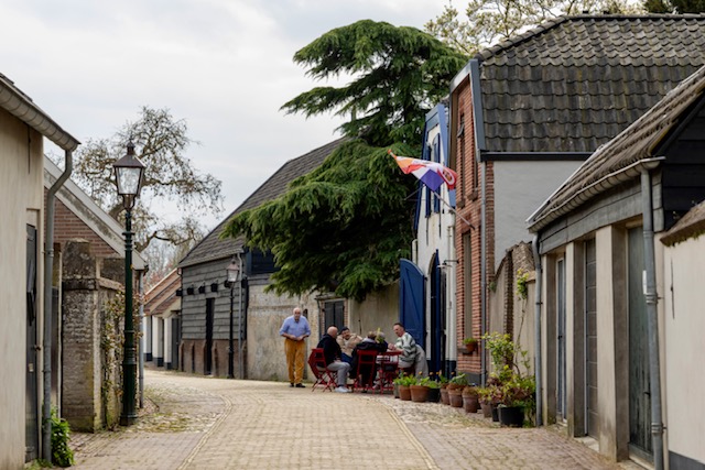 zicht op een straat in Buren