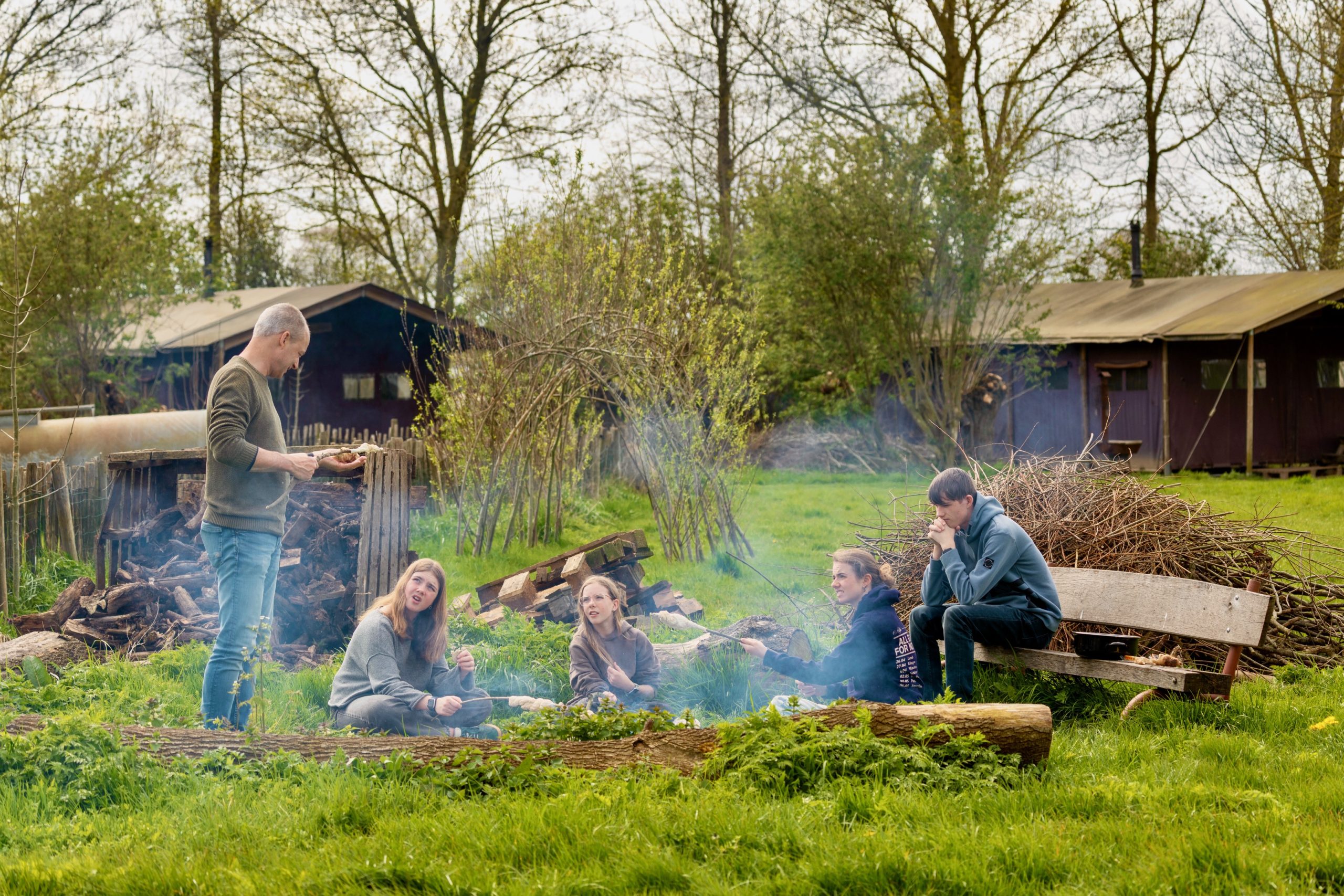 brood roosteren boven kampvuur bij Boerenbed