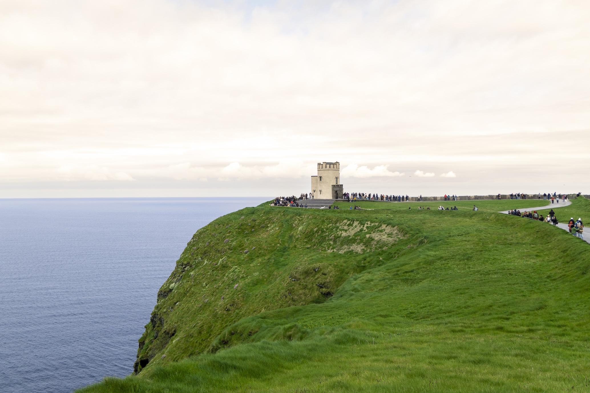 De toren langs de kliffen van Moher aan de noordzijde