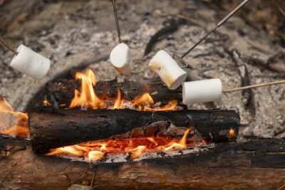 marshmallows roosteren boven het vuur