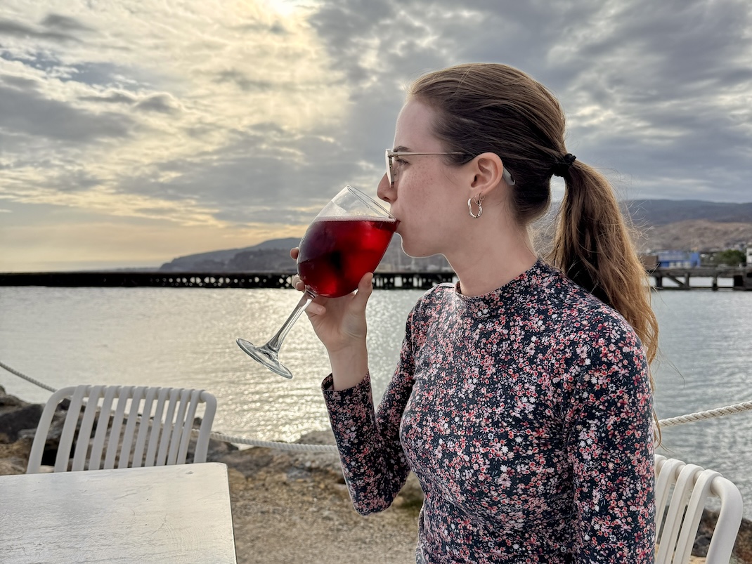een drankje op het strand bij ondergaande zon