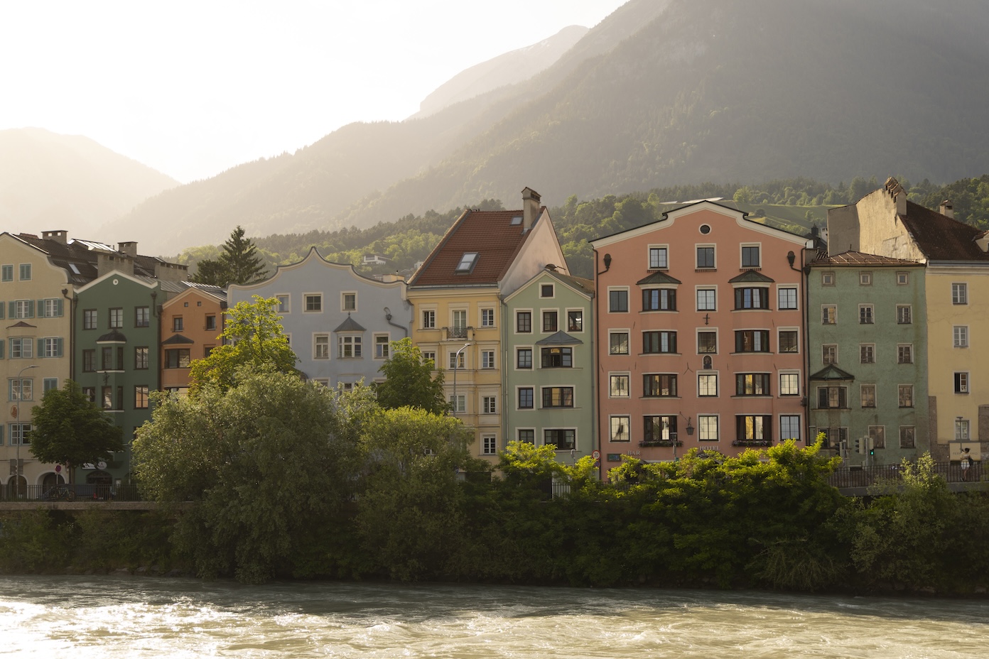 Innsbruck gekleurde huisjes tijdens golden hour
