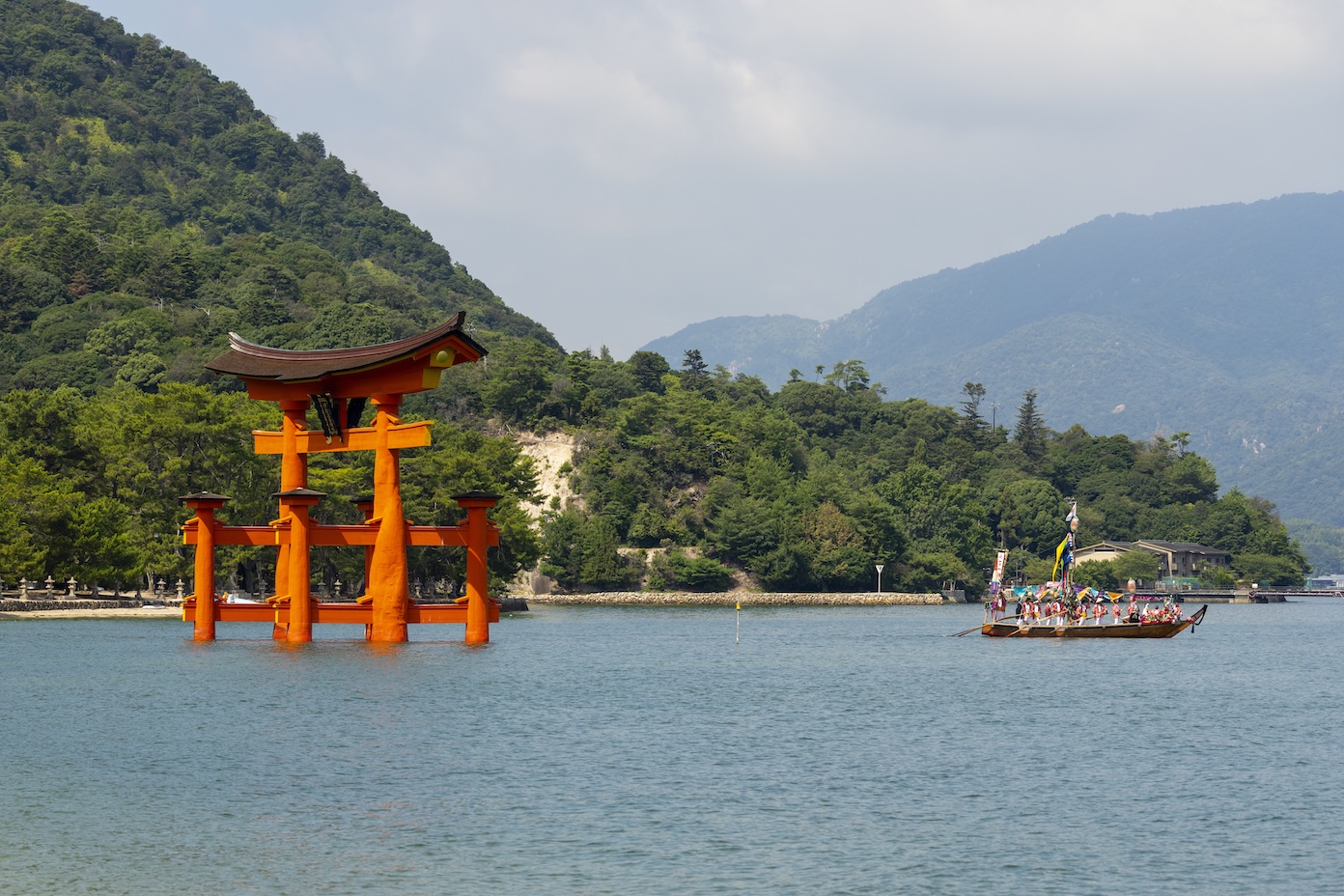 Miyajima, de torii gate en een boot van het Kangen-sai festival