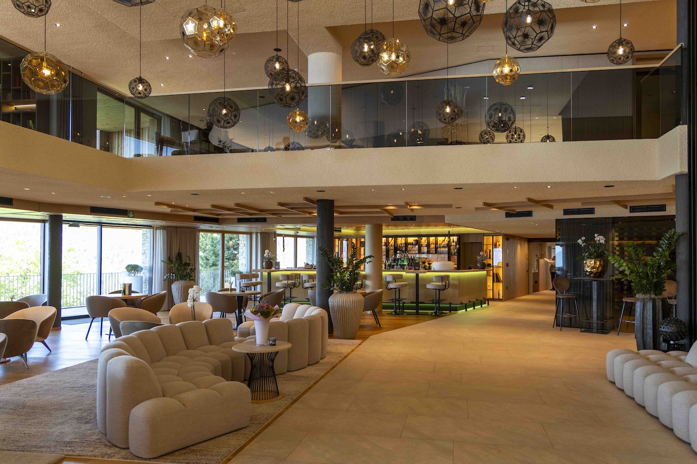 De prachtige lobby van het Tratterhof Mountain Sky Hotel in Meransen