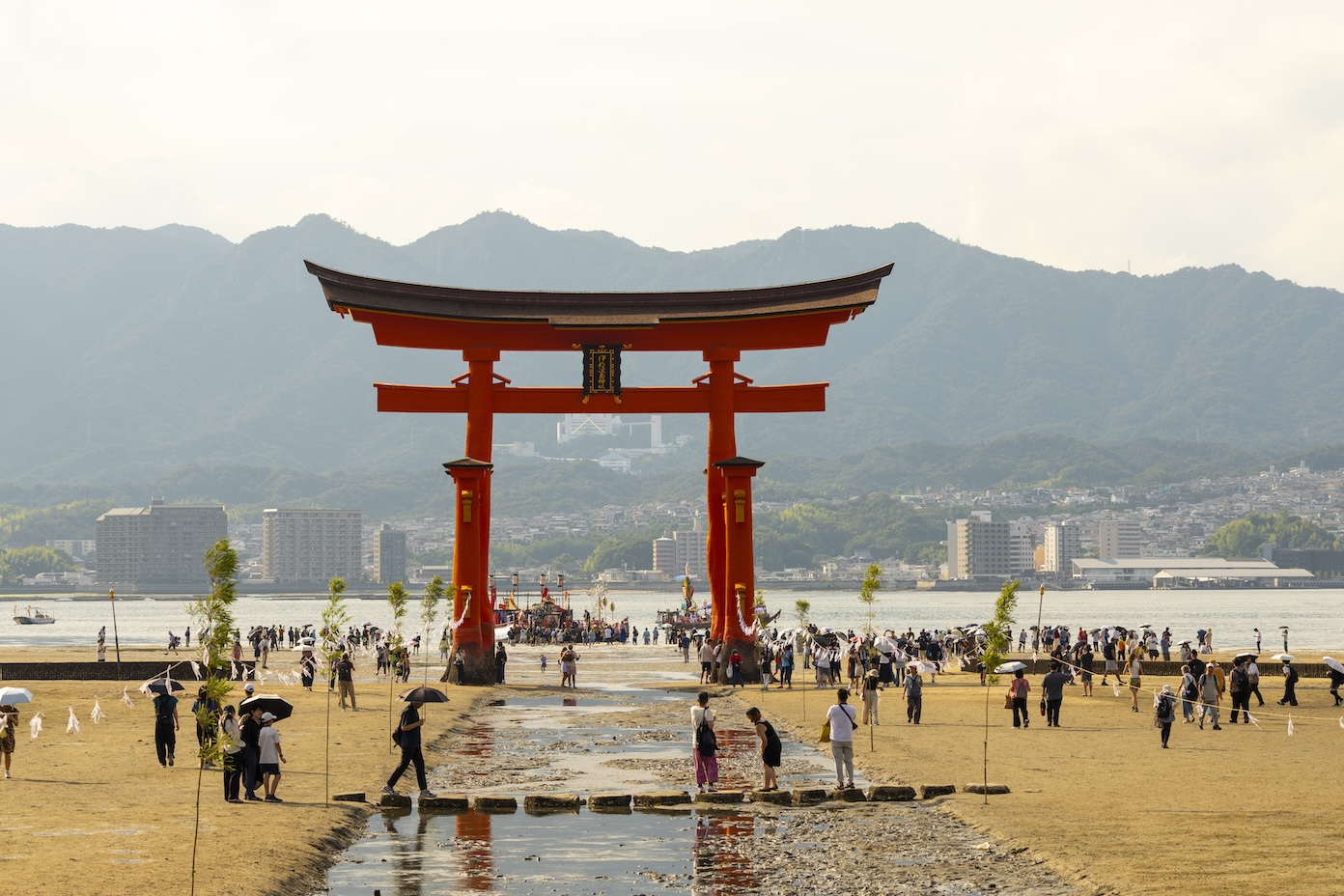 Torii gate Miyajima bij laagwater