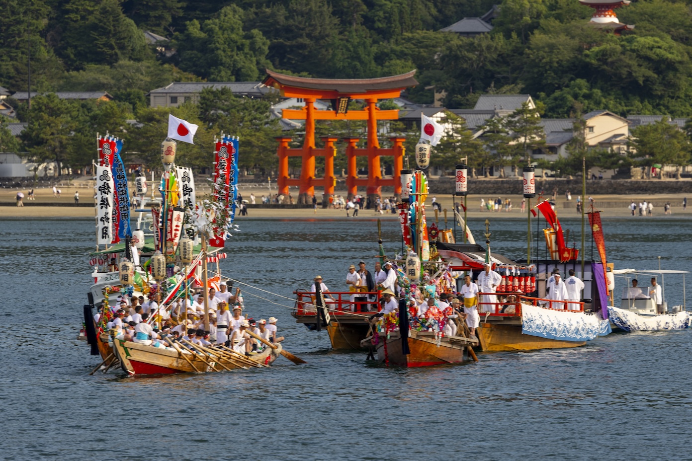 Kangen-sai boten bij de torii gate