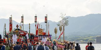 Kangen-sai festival op Miyajima: een bijzondere ceremonie op het water Kangen-sai vanaf het water