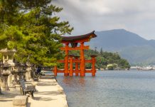 Miyajima in 1 dag, route langs de mooiste plekken bij eb en vloed Torii gate Miyajima vanaf de zijkant