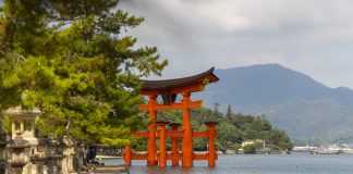 Miyajima in 1 dag, route langs de mooiste plekken bij eb en vloed Torii gate Miyajima vanaf de zijkant