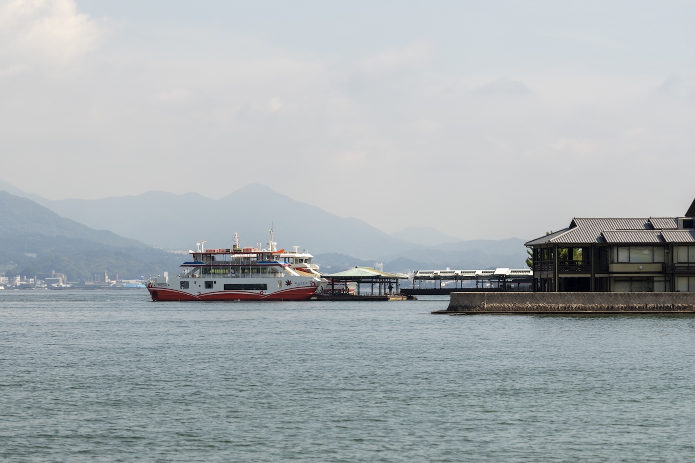 De veerboot naar eiland Miyajima