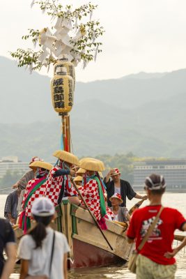 Een goza boot op het Kangen-sai festival op Miyajima