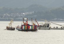 de ceremonie van het Kangen-sai festival gezien vanaf de veerboot