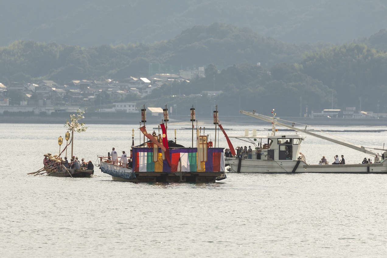 de ceremonie van het Kangen-sai festival gezien vanaf de veerboot