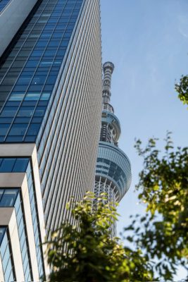 De Tokyo Skytree achter een wolkenkrabber