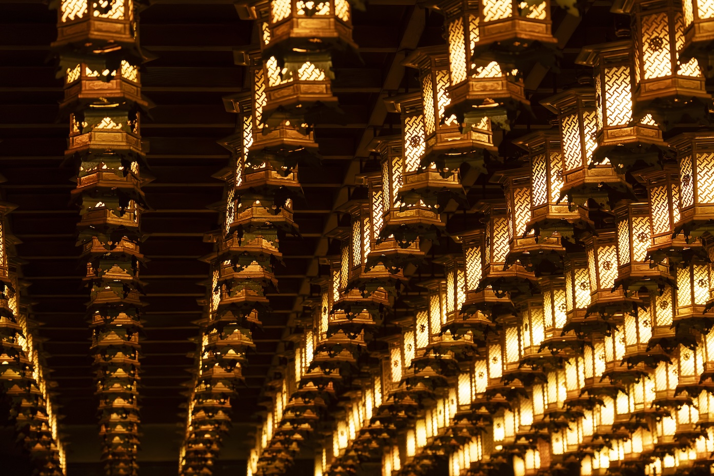 Japanse lantaarns in een tempel