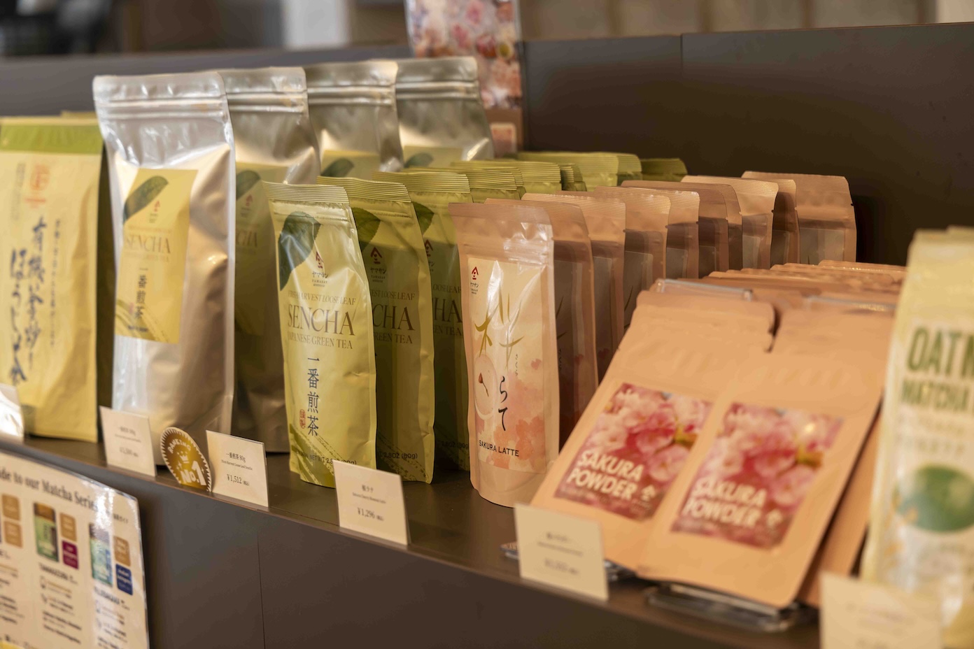 Matcha winkel in Uji met Sakura latte