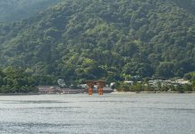 De torii bij Miyajima vanaf de veerboot gezien