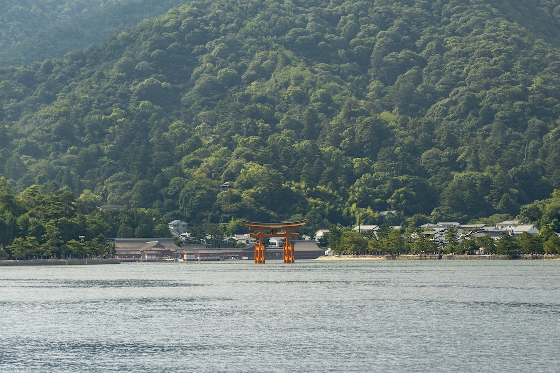 De torii bij Miyajima vanaf de veerboot gezien