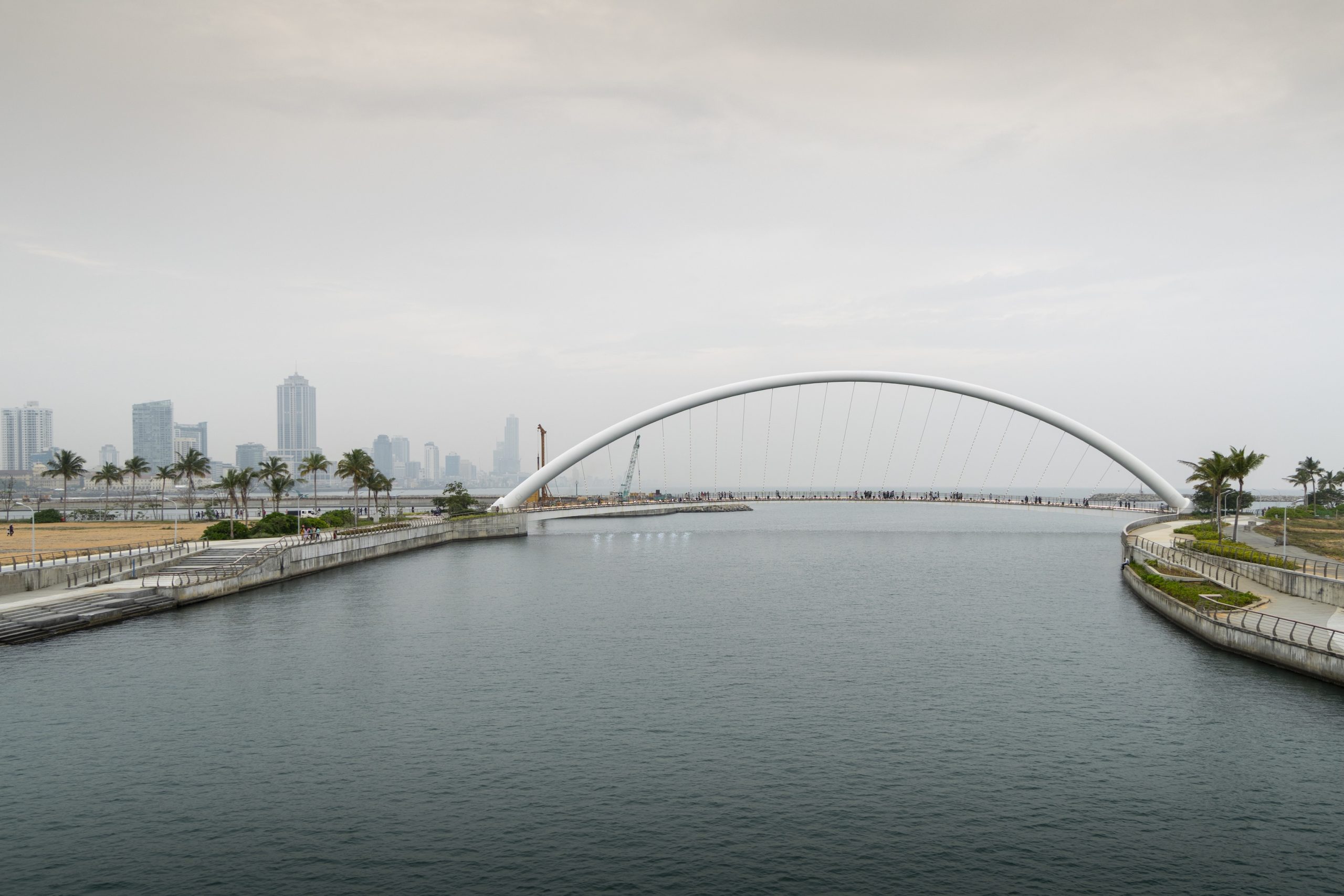 Colombo Port City Foot Bridge met de skyline van Colombo