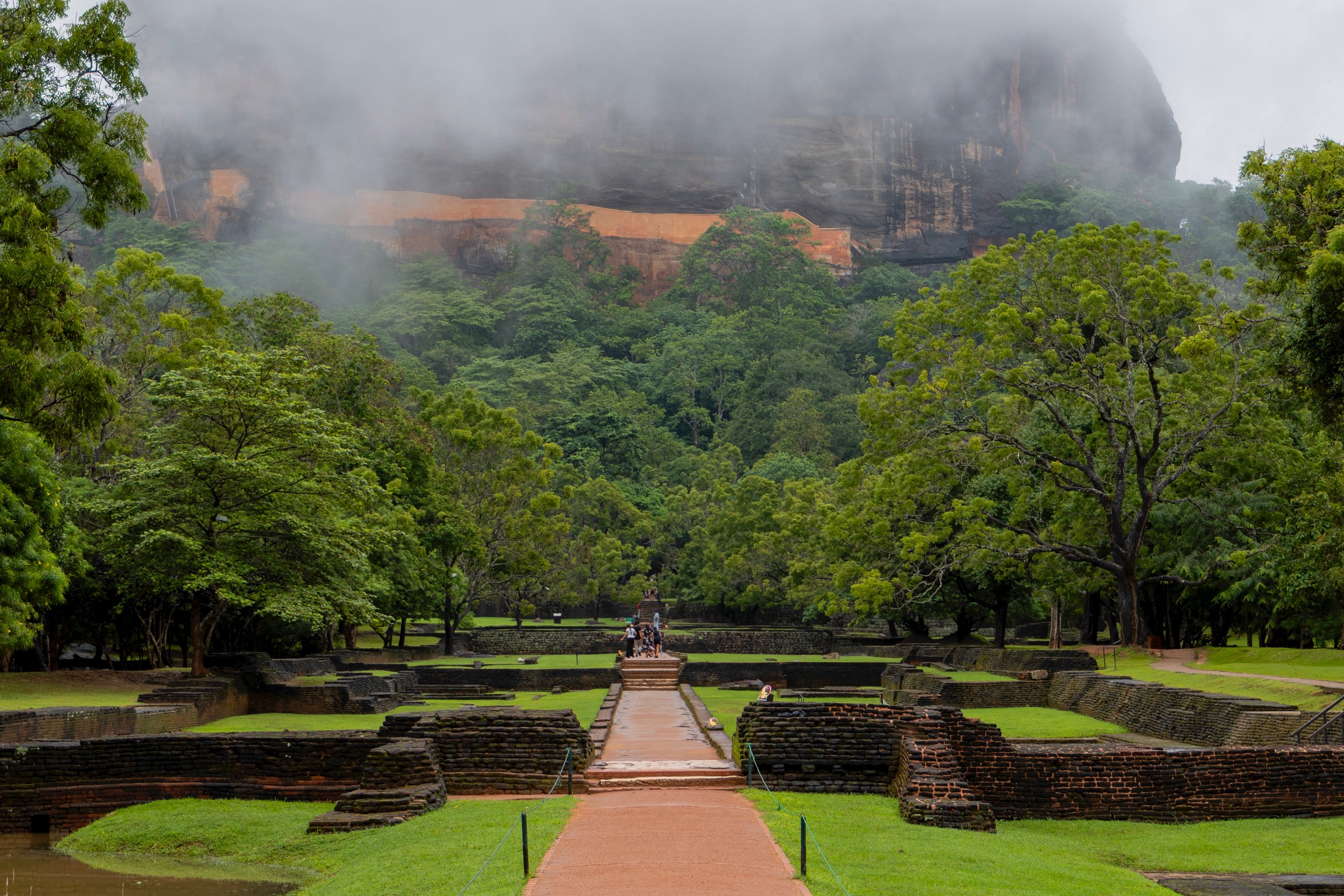 Het pad naar de trappen bij Lion's Rock Sigiriya