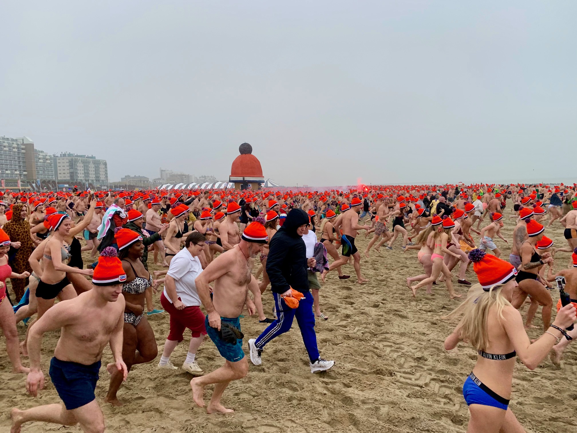 Rennen naar zee met de nieuwjaarsduik