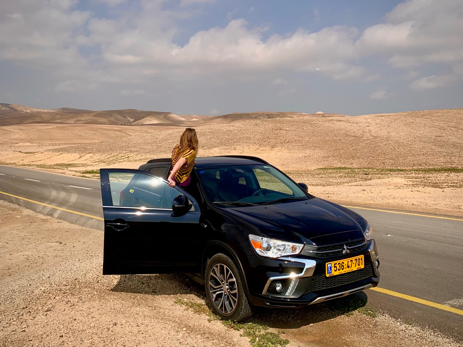 Uitzicht over de Judea-woestijn in Israƫl met de huurauto