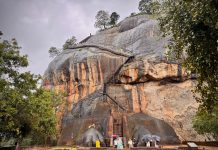 Lion Rock (Sigiriya) in Sri Lanka: mijn ervaring met de Leeuwenrots De leeuwenpoten van Lion Rock in Sri Lanka en de laatste trappen naar de top